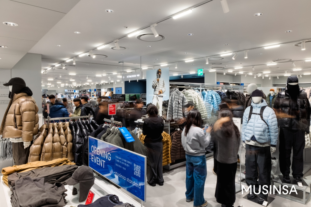 무신사스탠다드, 글로벌 매출 162% 증가... 연내 60호점 목표 - 뉴스 썸네일 이미지